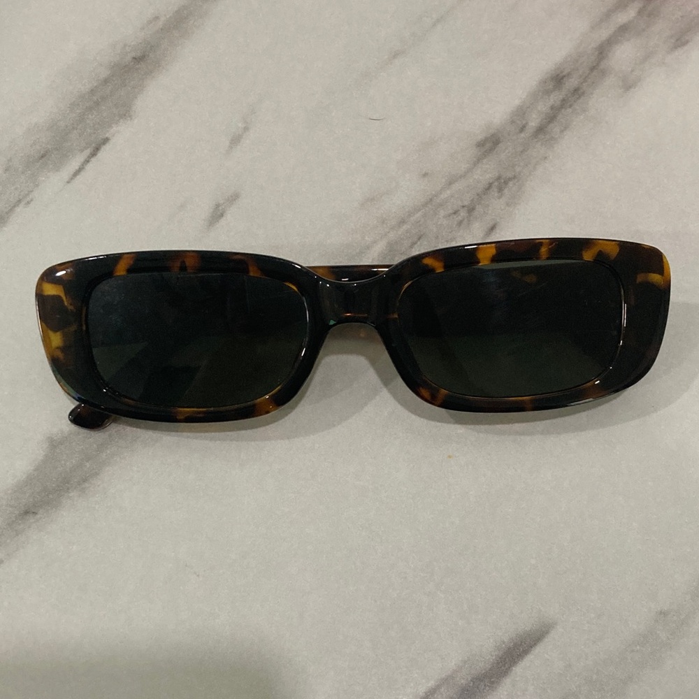 Classic Tortoiseshell Rectangular Sunglasses - Brown